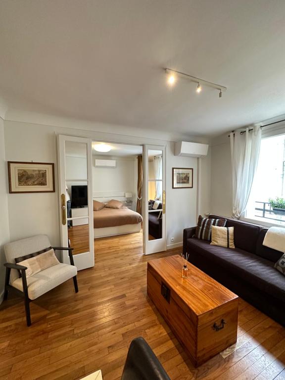 un salon avec un canapé et une table basse dans l'établissement L.C. GrandTour Paris, à Paris