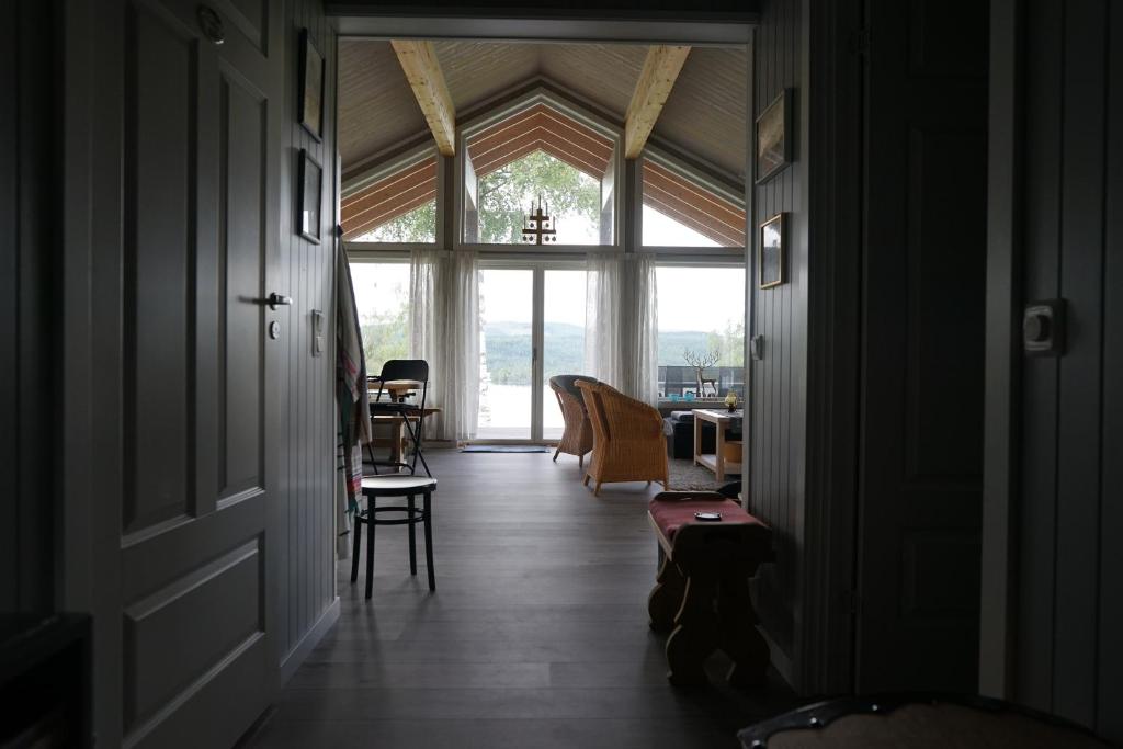 un pasillo con una habitación con una ventana grande en Luxury Norwegian Cottage en Hurdal