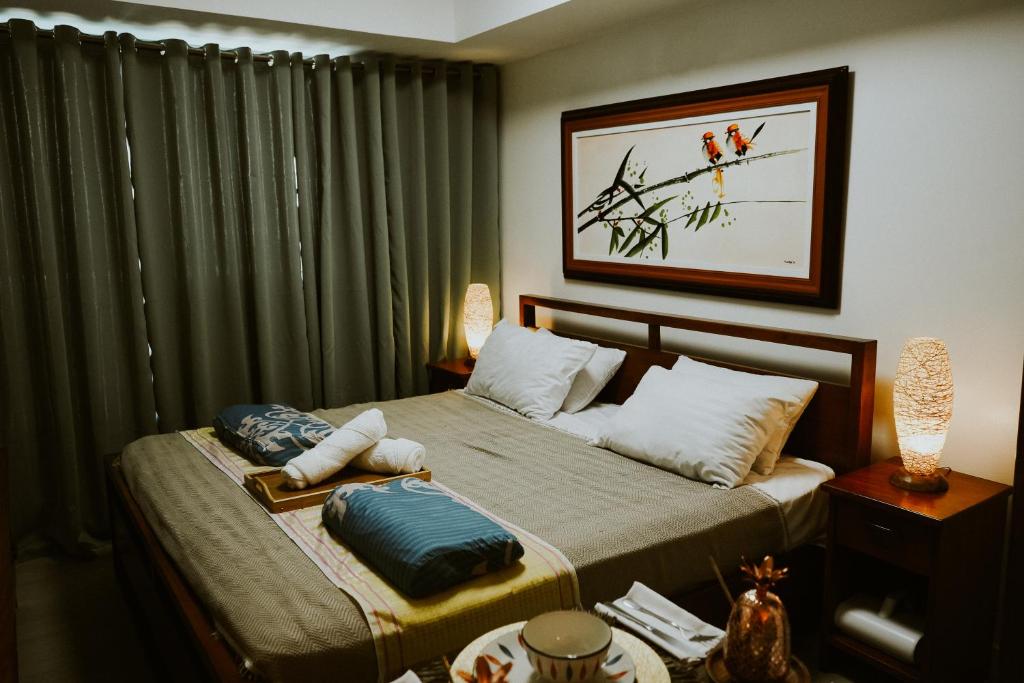 Camera d'albergo con letto dotata di di Blissful escape at Azure North Pampanga a San Fernando