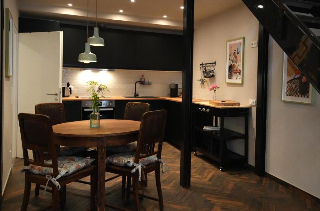 a kitchen and dining room with a table and chairs at Modernes Ferienhaus nahe Spreewald-Idylle in Luckau