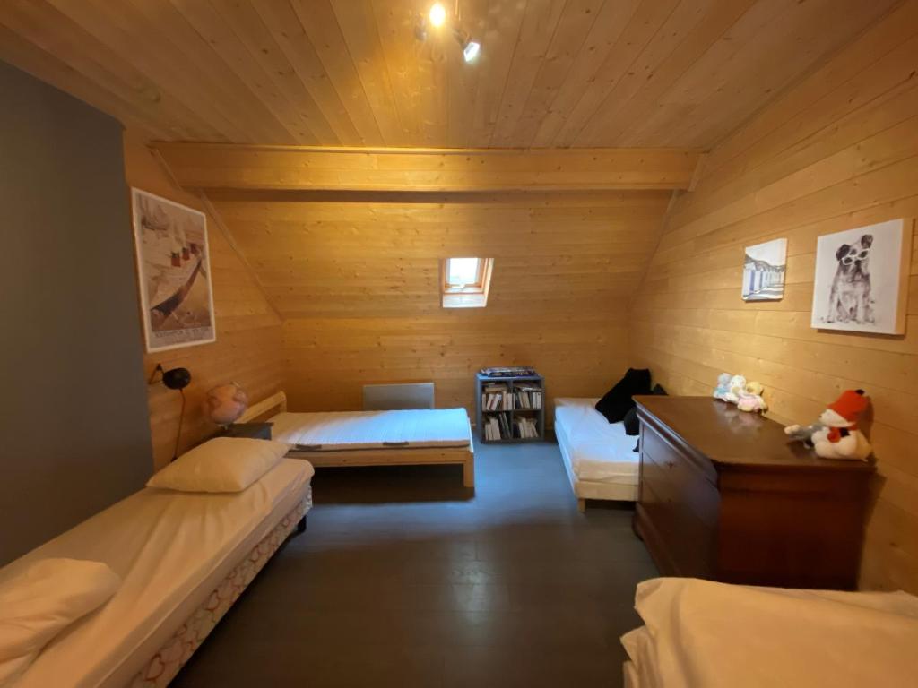 a room with two beds in a wooden cabin at Grand appartement 2 à 8 personnes in Cauterets