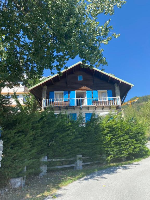 Cette maison en rondins dispose d'une terrasse couverte et d'un balcon. dans l'établissement Auron Chalet Casanova centre et pistes à pied, à Auron