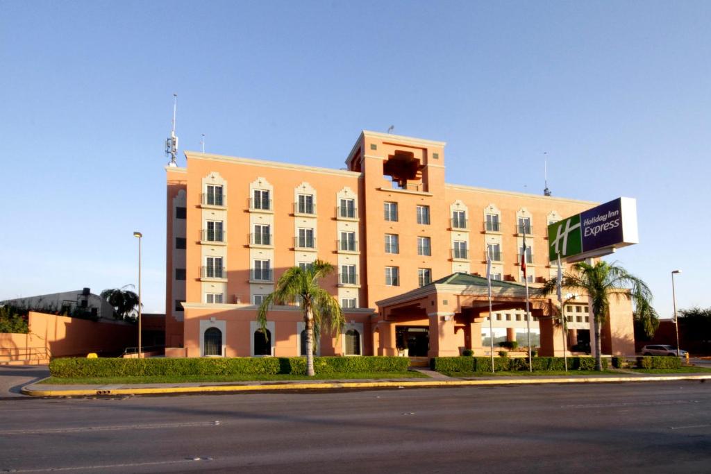 un gran edificio en la esquina de una calle en Holiday Inn Express Torreon, an IHG Hotel en Torreón