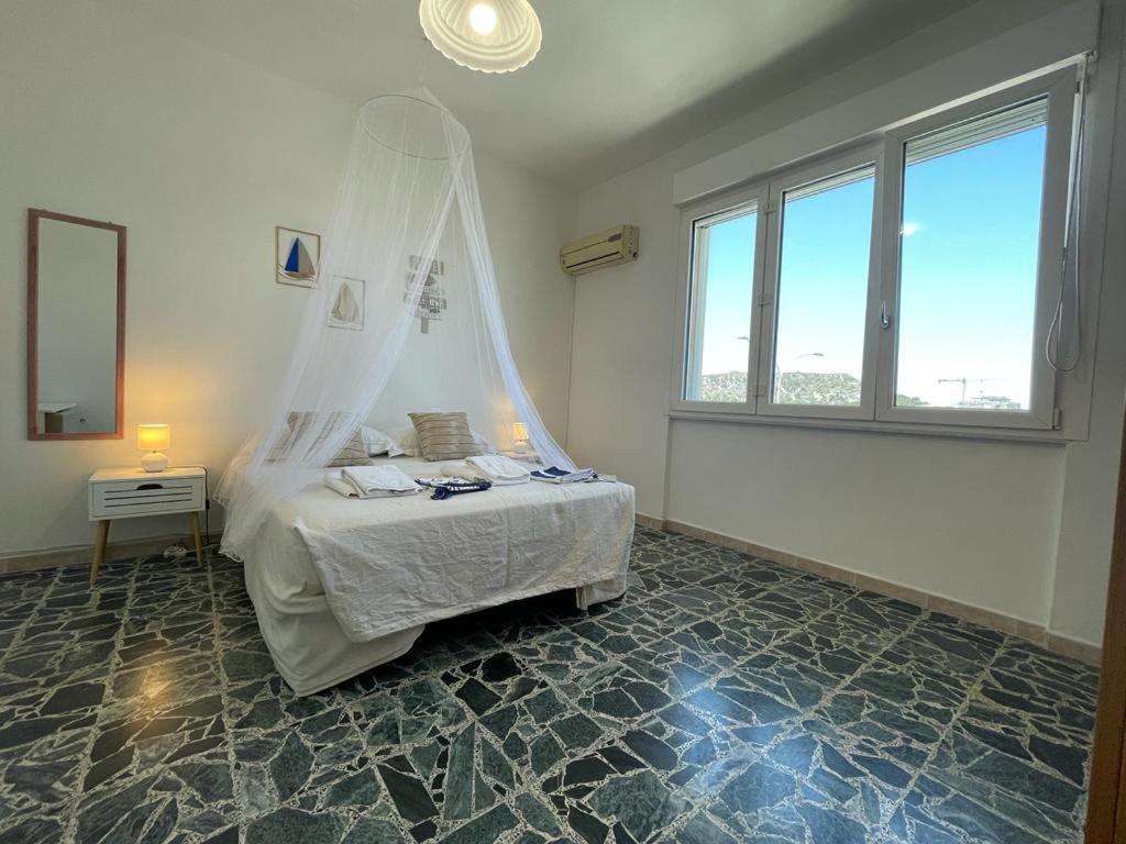 1 dormitorio con 1 cama con mosquitera en DomoMea - C3 - IUN R5385 en Cagliari