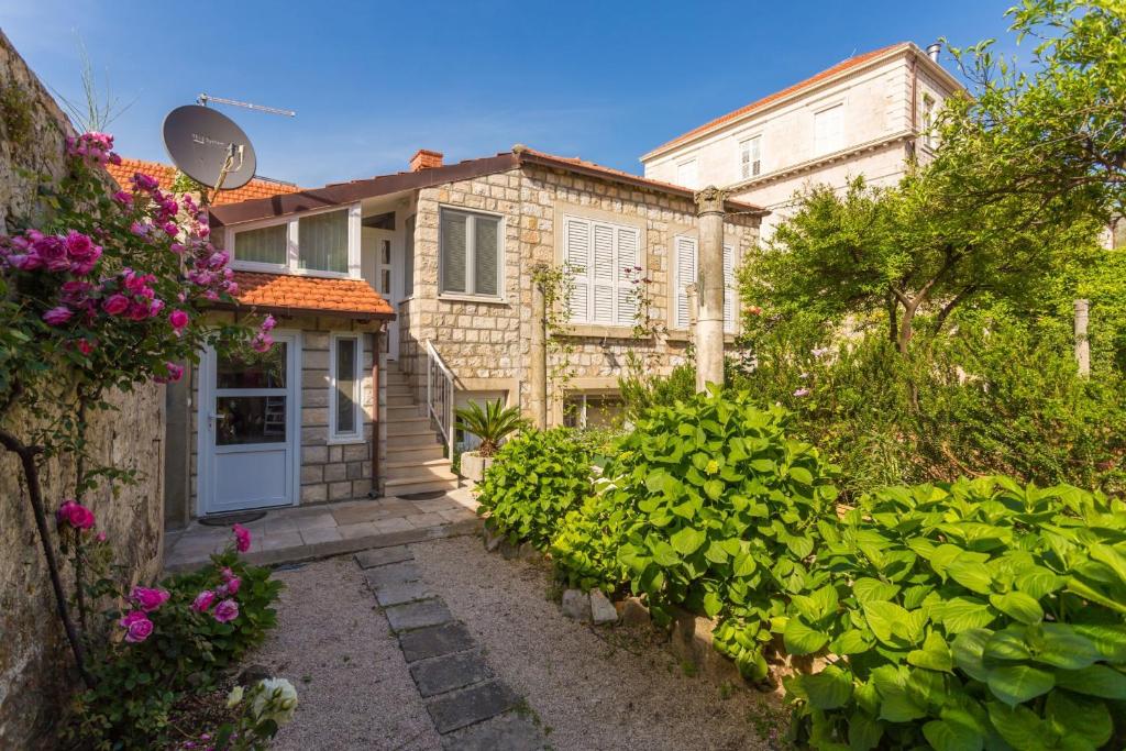 Vonkajšia záhrada v ubytovaní Villa Marini Dvori - with free parking