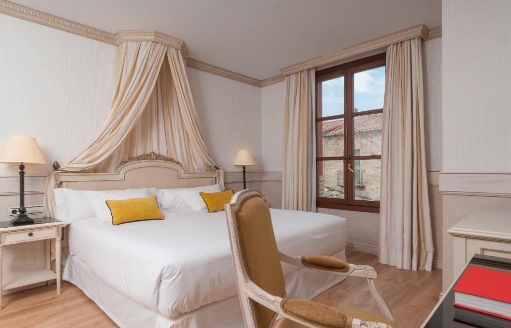 A bed or beds in a room at Eugenia de Montijo, Autograph Collection