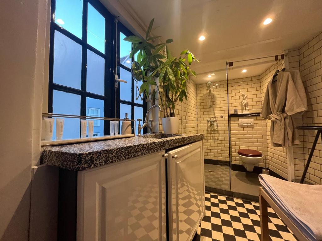 The Enlightened House Luxury Suites - Resim 25