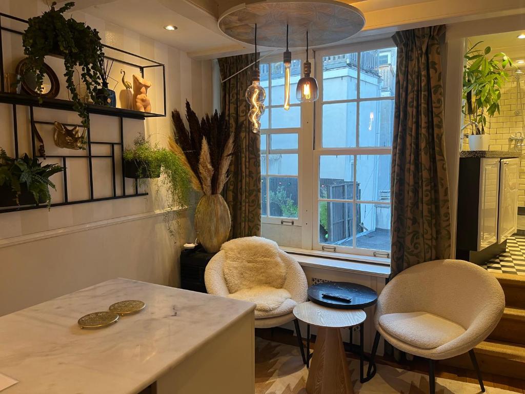 The Enlightened House Luxury Suites - Resim 21