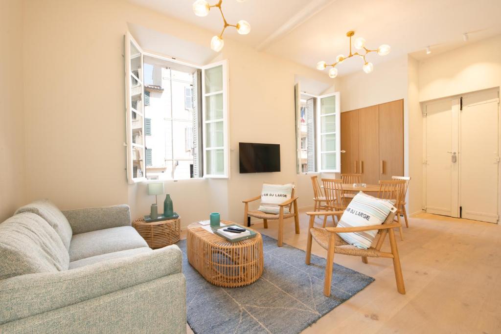 - un salon avec un canapé et une table dans l'établissement SOFIA, appartement centre-ville, à Saint-Tropez