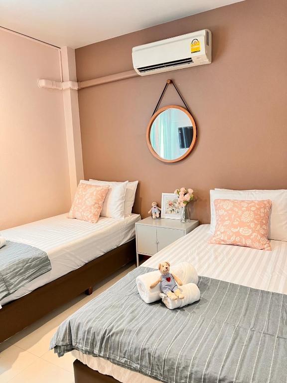 Postel nebo postele na pokoji v ubytování Por poshtel Kanchanaburi