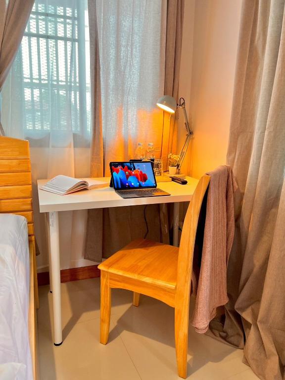 TV a/nebo společenská místnost v ubytování Por poshtel Kanchanaburi