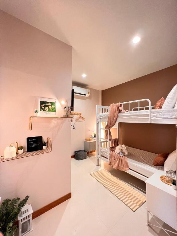 Kuchyň nebo kuchyňský kout v ubytování Por poshtel Kanchanaburi