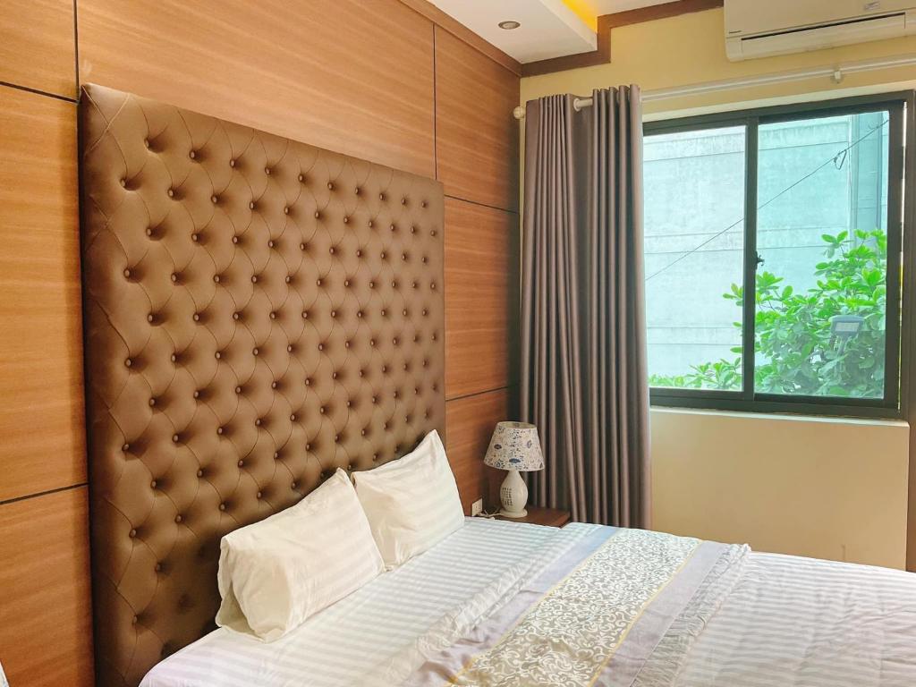 Dong Quan的住宿－BIDV HOTEL CỬA LÒ，一间卧室设有一张大床和一个大窗户