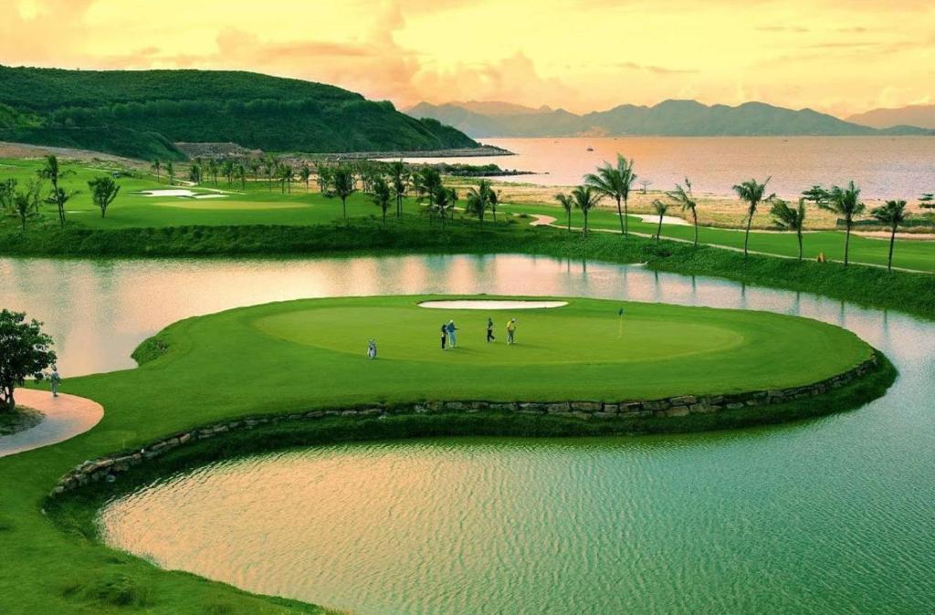 einen Golfplatz mit Leuten, die im Wasser spielen in der Unterkunft Moon Villa C27 Tam Đảo Golf & Resort Biệt thự 7 phòng ngủ rộng 1300m2 trong sân Golf Tam Đảo in Tam Ðảo