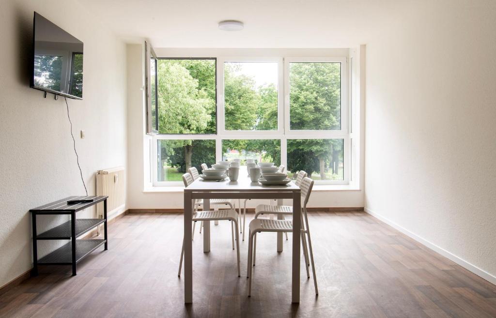 uma sala de jantar com uma mesa e cadeiras e uma janela em Stay & Work - 6 single beds - central em Emmerich