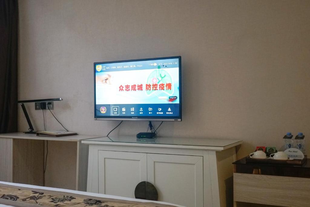 TV a/nebo společenská místnost v ubytování Paco Hotel Tianhe Coach Terminal Metro Satation Guangzhou-Free Shuttle Bus for Canton Fair