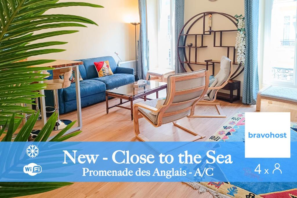 - un salon avec un canapé bleu et une table dans l'établissement France 66 4 Pers AC WiFi, à Nice
