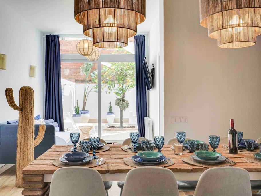 uma sala de jantar com uma mesa de madeira com cadeiras em Casa Mandarina: 4 Bedrooms - 2 Terraces - Parking em Hospitalet de Llobregat