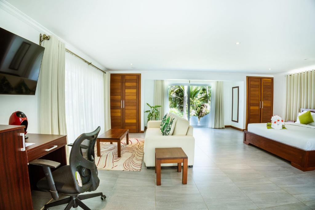 TV a/nebo společenská místnost v ubytování Searenity Beach Villa