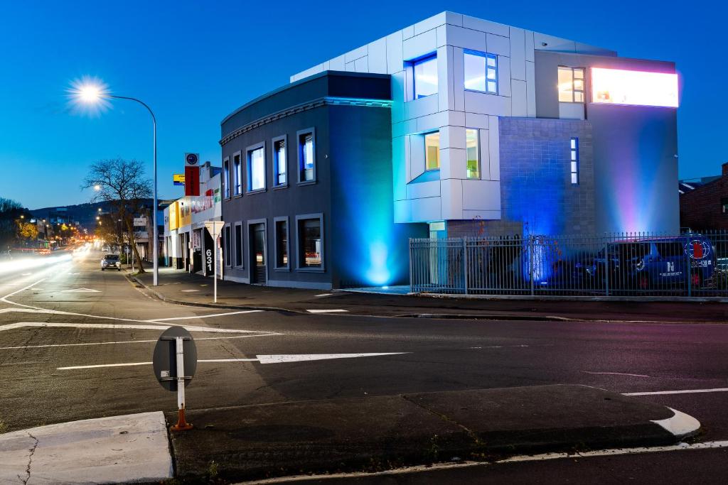 a building on a city street with a street light at Errick's Boutique Accommodation in Dunedin