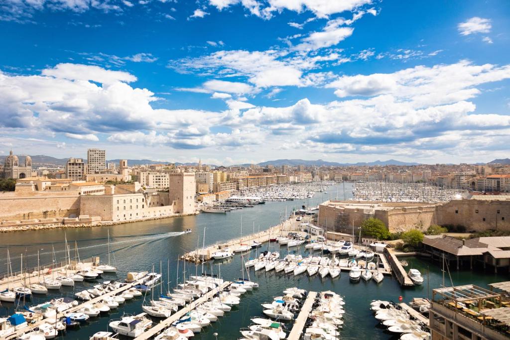 een uitzicht op een haven met boten in het water bij Sofitel Marseille Vieux-Port in Marseille