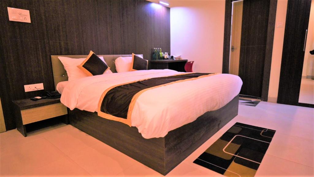 a bedroom with a large bed in a room at Hotel Green Apple in Rourkela
