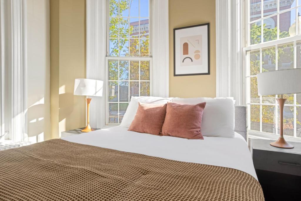 Una cama o camas en una habitación de South Boston Studio nr Restaurants BOS-746