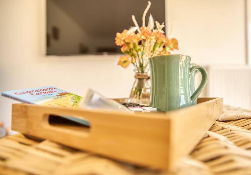 Příslušenství pro přípravu čaje a kávy v ubytování The Apple Shed Norfolk