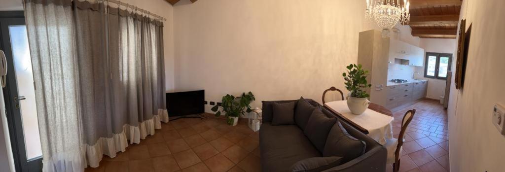 ein Wohnzimmer mit einem Sofa und einem Tisch in der Unterkunft Vista Conero in Ancona