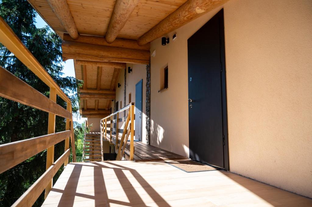 Balkón nebo terasa v ubytování Шале PARADISE
