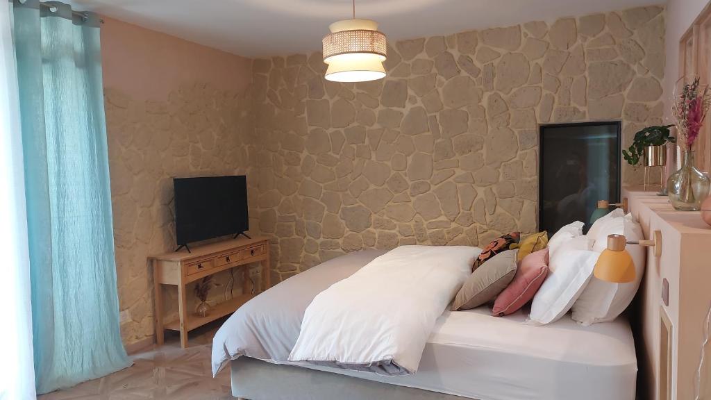 Ô Chambres d'Hôtes - King Room With Roll-In Shower - Disability Access