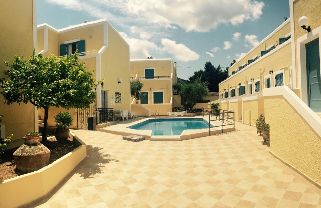 dziedziniec domu z basenem w obiekcie Esperides Maisonettes w miejscowości Agia Marina