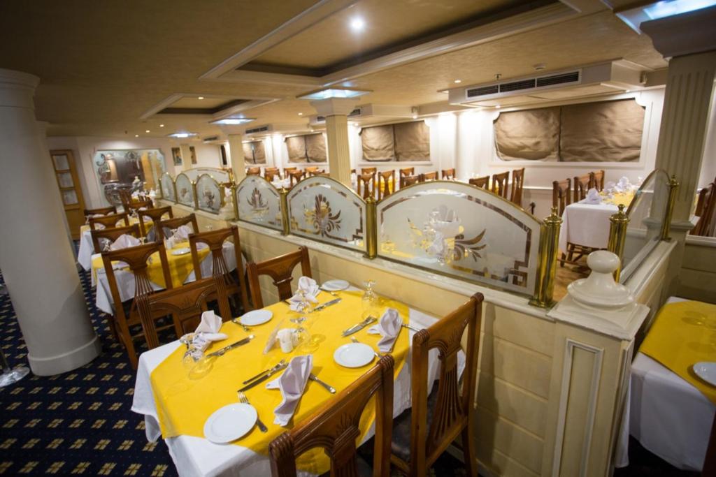 Restaurace v ubytování ToBadaa - Nile cruise all inclusive from Aswan or Luxor 4 Days & 7 days