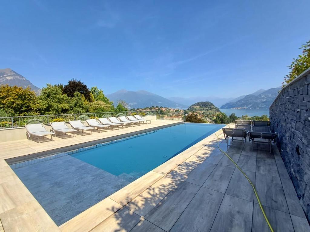 una piscina con tumbonas junto a una pared en Bellagio Dreams,Luxury Apartment, en Bellagio