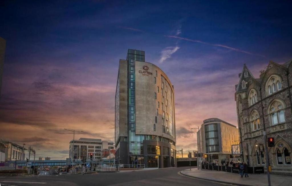 um edifício alto na esquina de uma rua em Clayton Hotel Cardiff em Cardiff