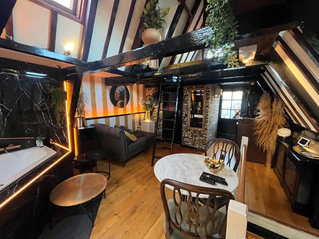 The Enlightened House Luxury Suites - Resim 39