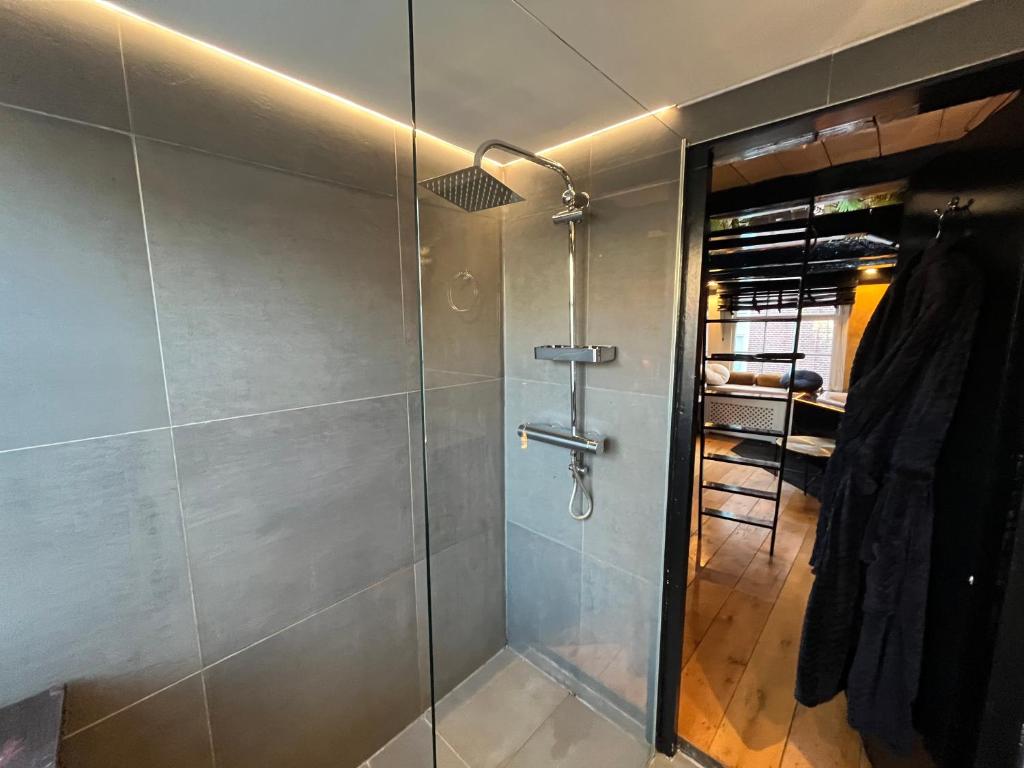 The Enlightened House Luxury Suites - Resim 38