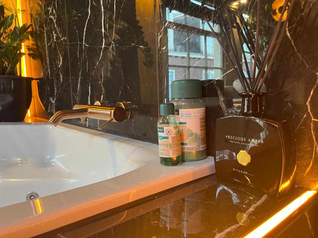 The Enlightened House Luxury Suites - Resim 36