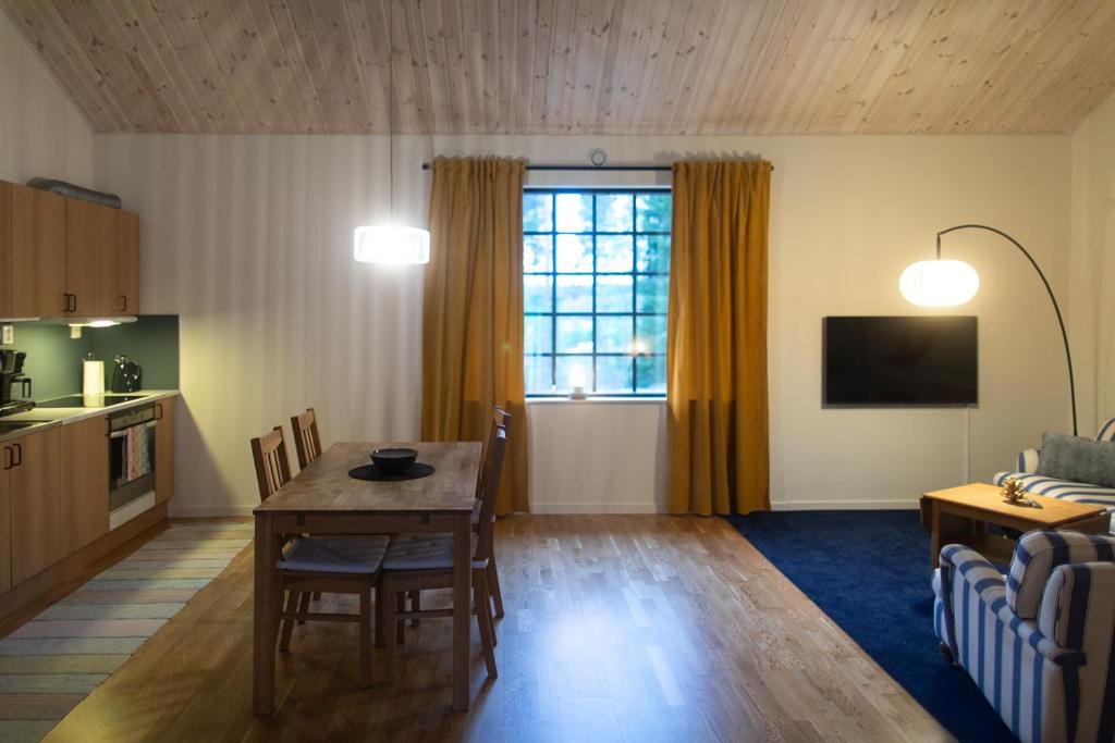 cocina y sala de estar con mesa y ventana en The Studio, en Skellefteå