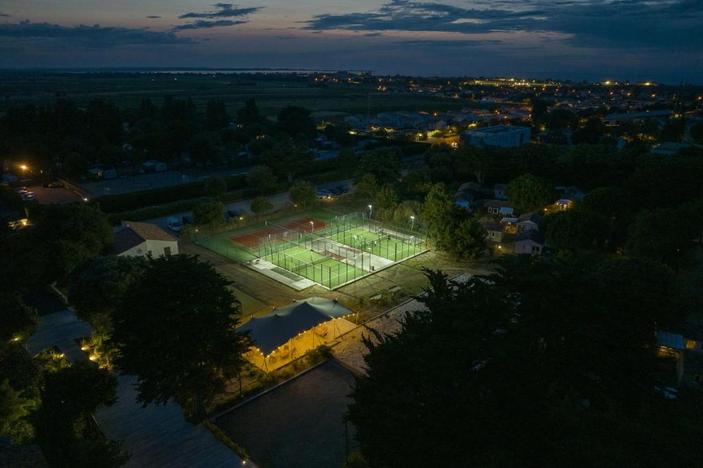 Tenis a/nebo squash v ubytování Slow Village Saint-Martin-de-Ré nebo okolí