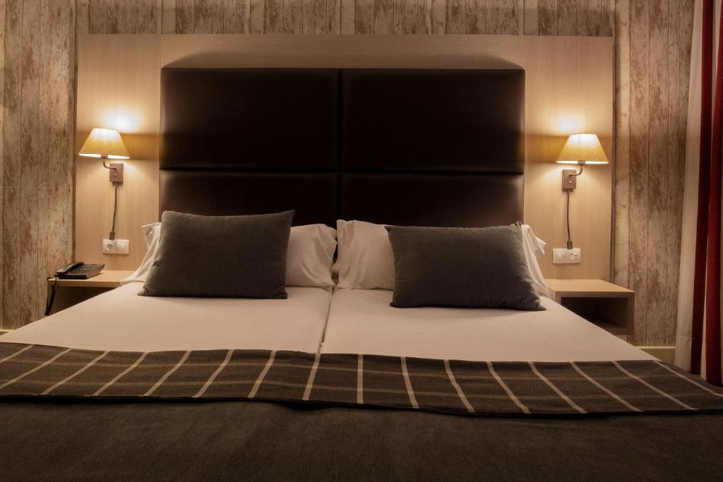 Postel nebo postele na pokoji v ubytování Hotel Himàlaia Soldeu
