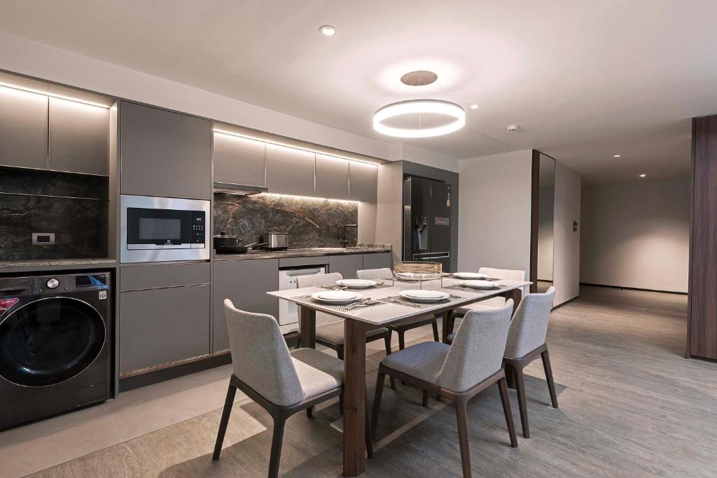 Gardina Asoke Hotel & Residence: desk