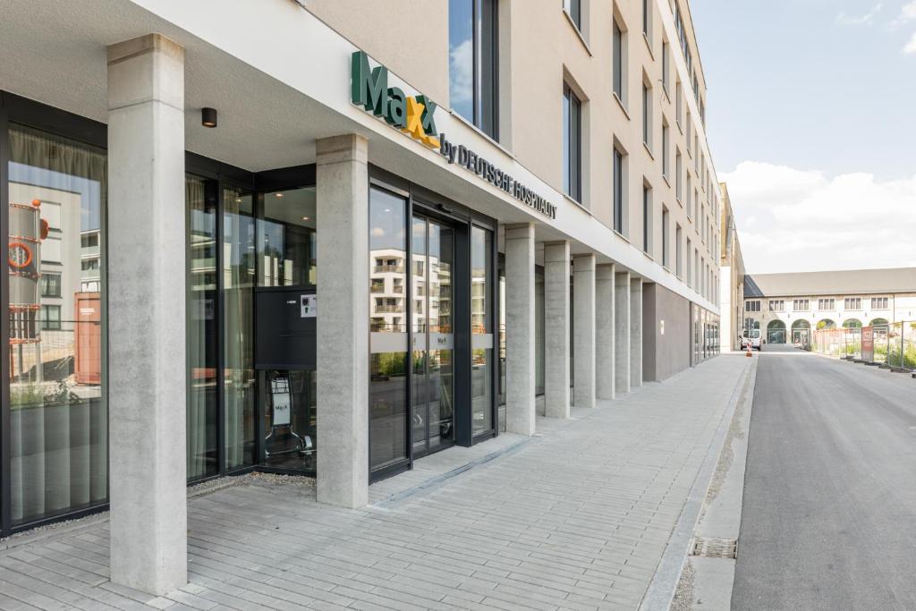 una calle vacía delante de un edificio en Maxx Hotel Aalen, en Aalen