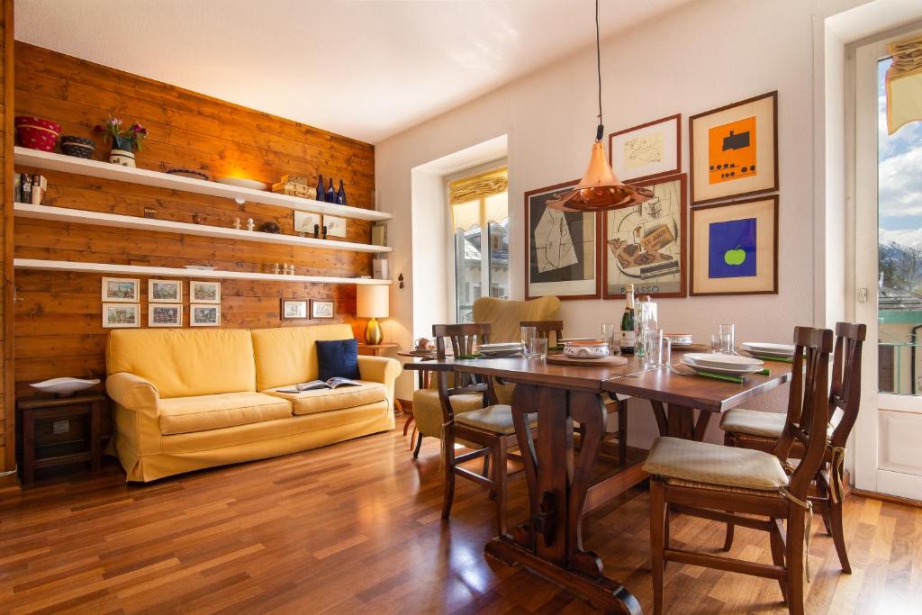 une salle à manger avec une table et un canapé dans l'établissement Appartement Belle Epoque - Happy Rentals, à Chamonix-Mont-Blanc