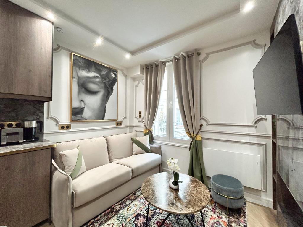 uma sala de estar com um sofá e uma mesa em Luxury 2 Bedroom - Notre Dame em Paris