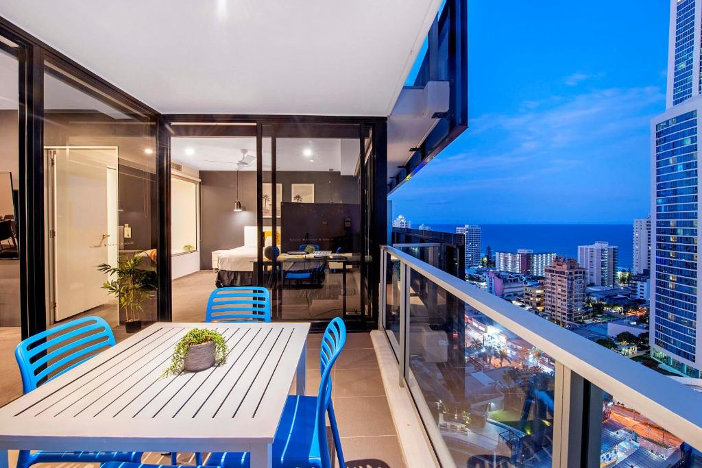 een balkon met een tafel en stoelen en uitzicht op de stad bij Converted Two Bedroom Apartments at Circle on Cavill - Self Contained, Privately Managed in Gold Coast