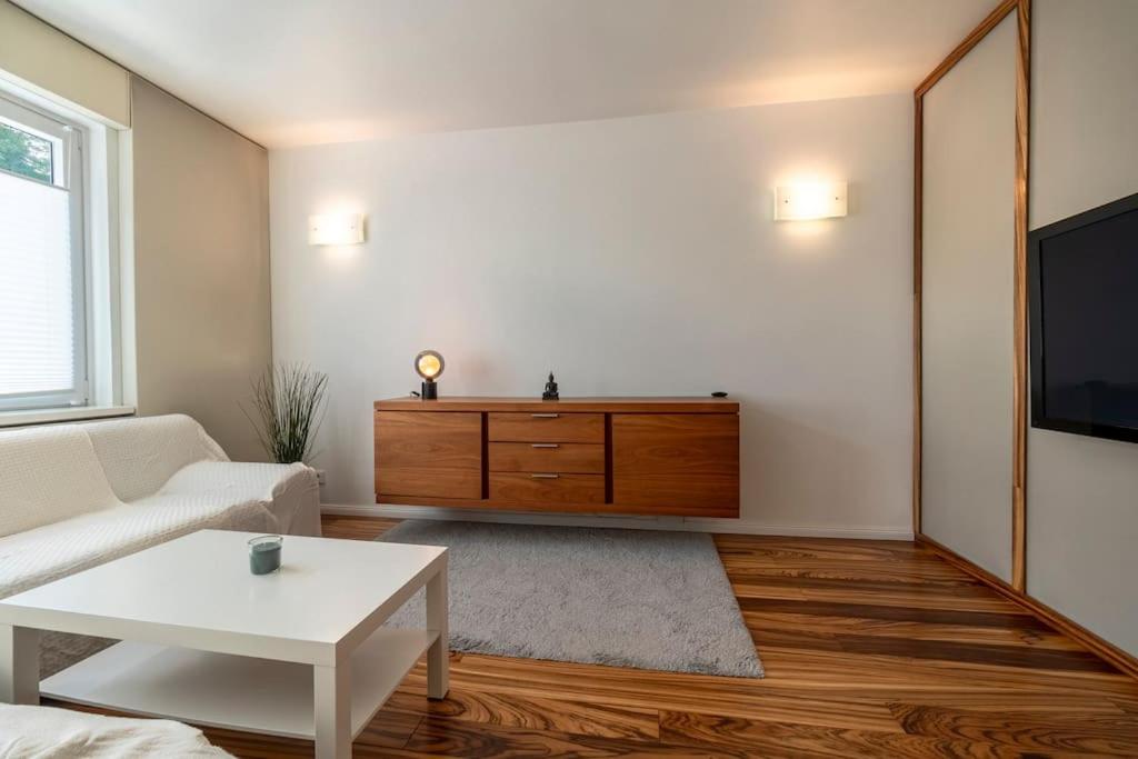 un soggiorno con divano bianco e TV di Luxus Apartment in bester Lage a Brema