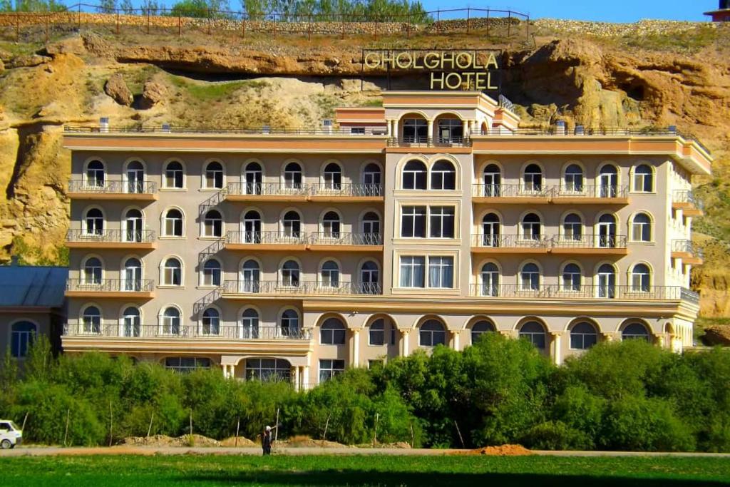 um hotel no lado de uma montanha em Gholghola Hotel by the Buddhas of Bamyan 