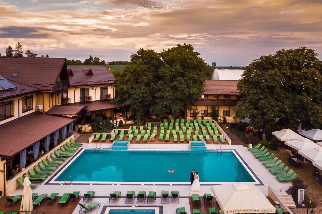 Odobeşti的住宿－綠園酒店，享有酒店游泳池的顶部景色