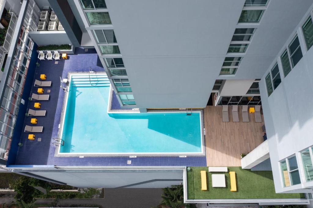 Bazén v ubytování Atwell Suites Miami Brickell by IHG nebo v jeho okolí